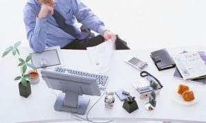 「一日中デスクに縛られてパソコンカタカタしたり電話取ったりする仕事」vs「肉体労働」